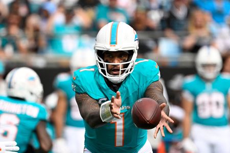 Dolphins QB Tua Tagovailoa on track to play despite hip, thumb injuries