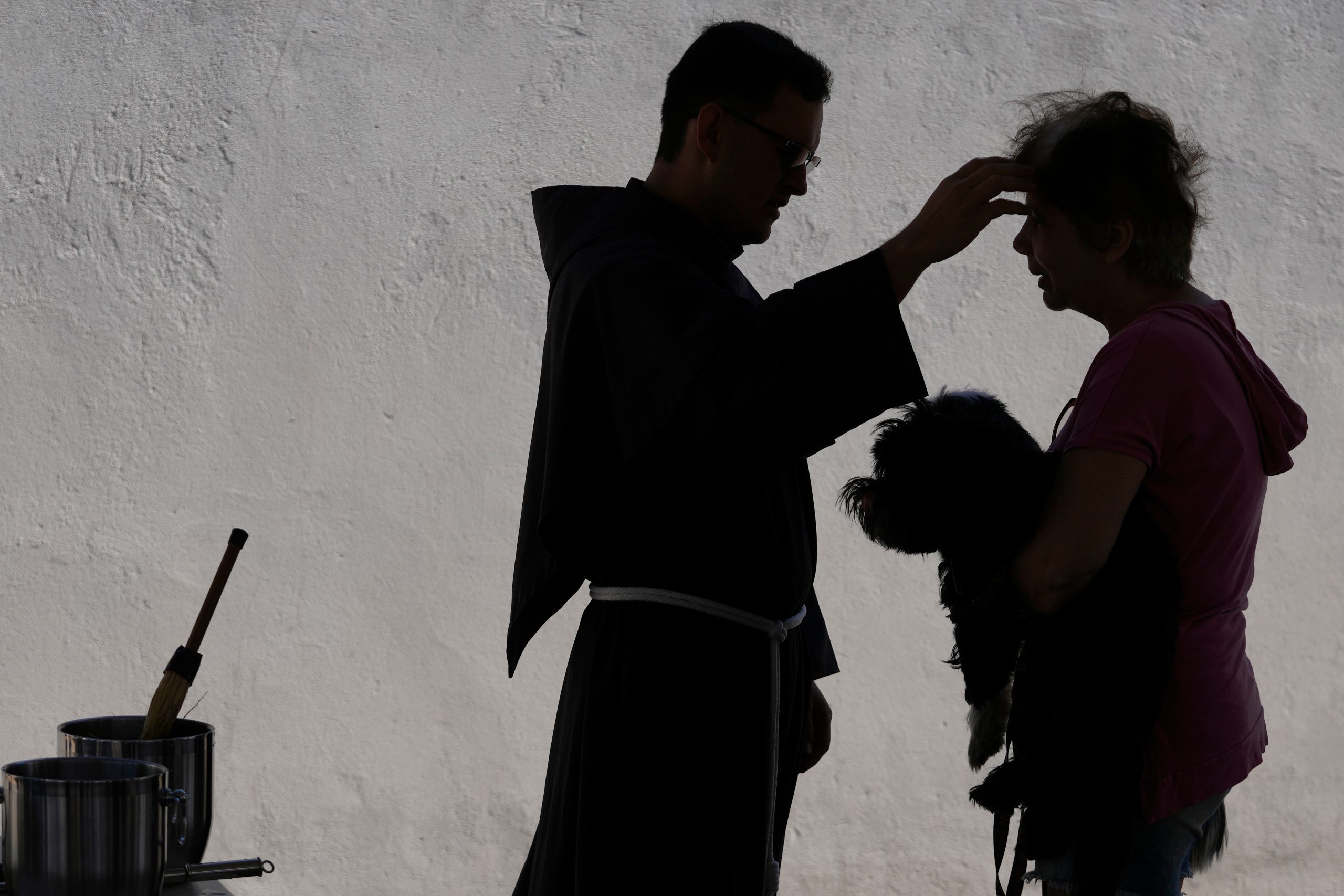 Brazil blesses its pets, Haitians bury the dead, and more top photos this week from Latin America