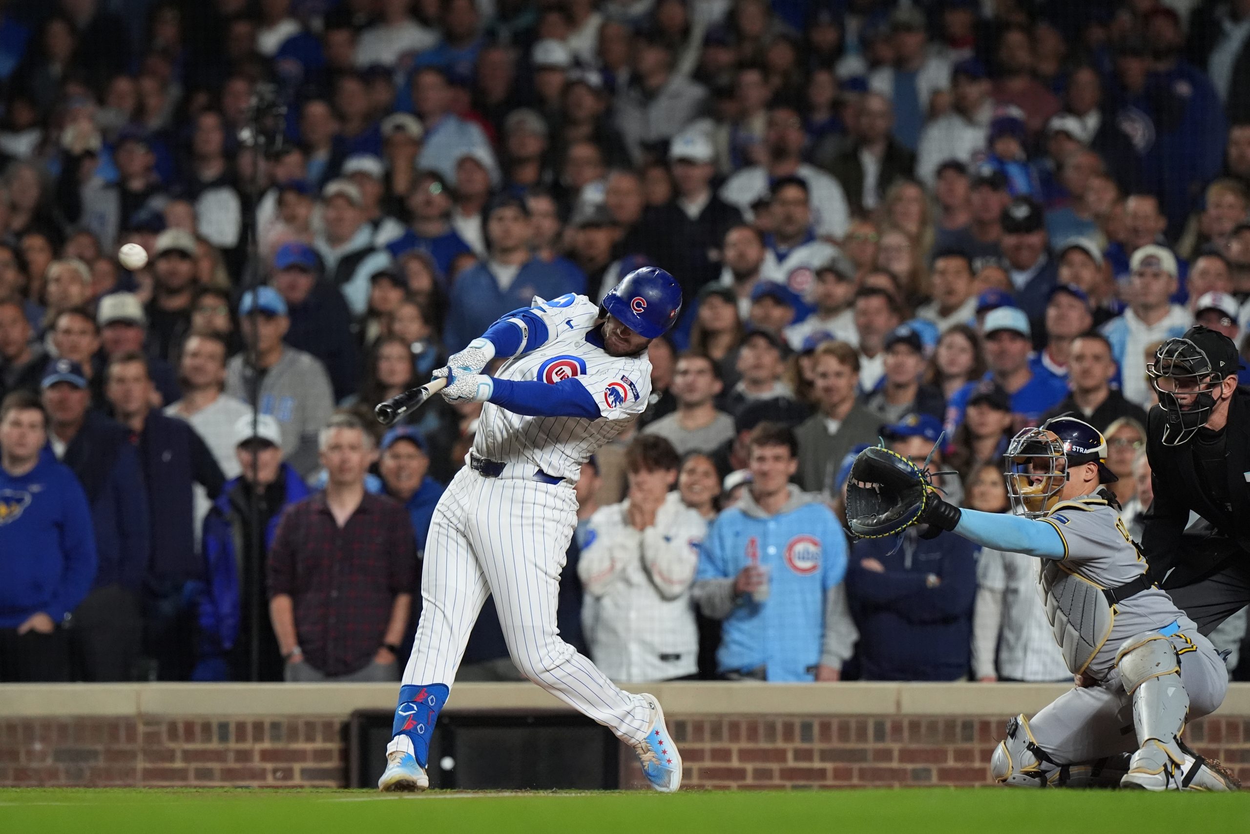 Ian Happ’s homer sets the tone for the Cubs in a playoff victory against the Brewers