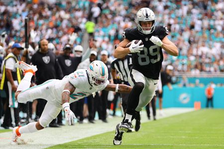 Raiders star TE Brock Bowers (knee) to miss second straight game