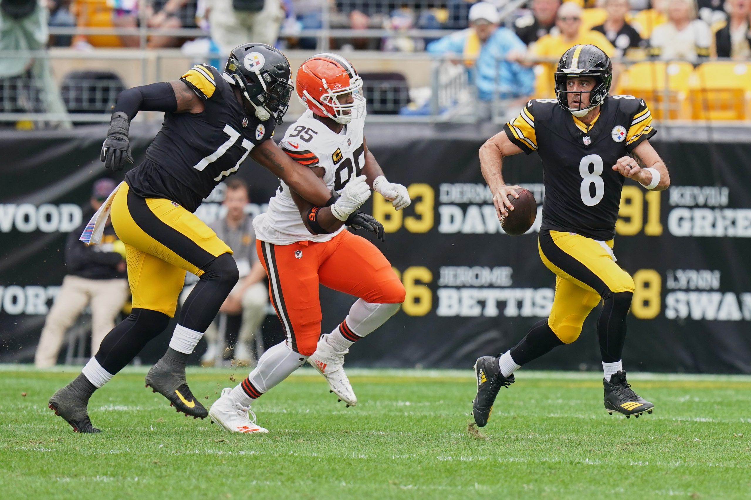 Aaron Rodgers throws for 2 TDs as Steelers continue home dominance of Browns in 23-9 win