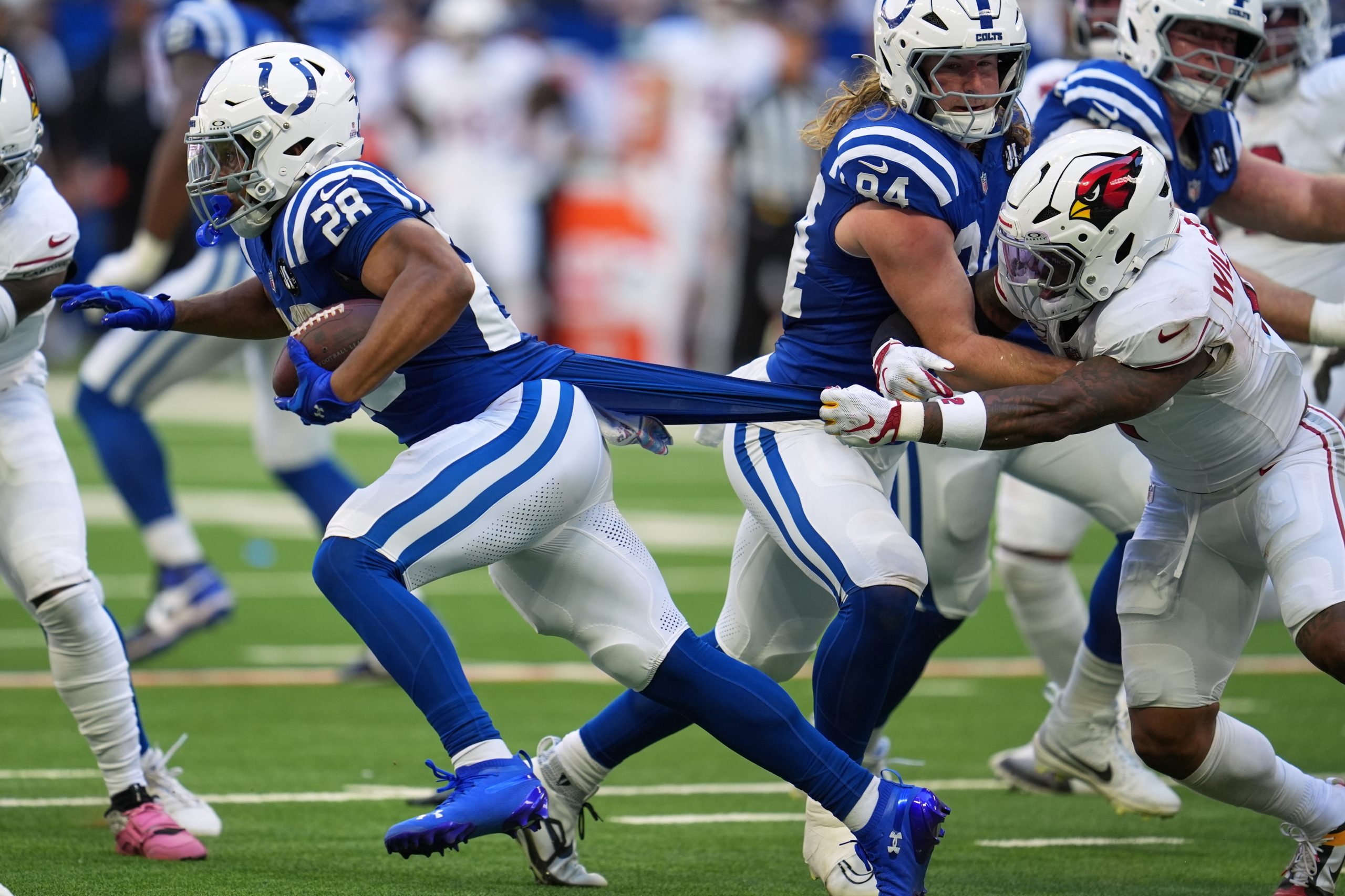 Daniel Jones throws for 2 touchdowns as the Colts rally past the Cardinals for a 31-27 win