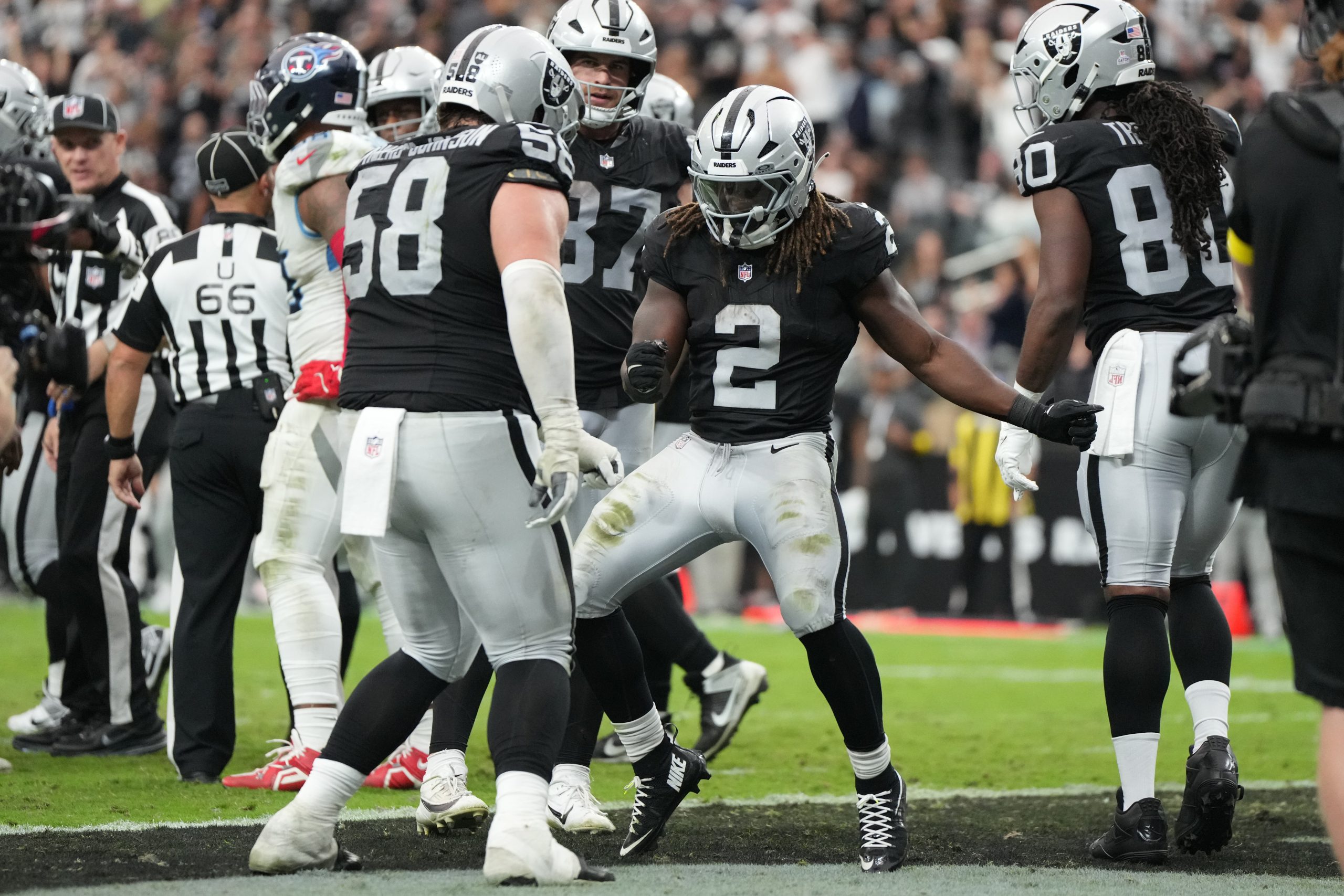 The Raiders end a 4-game skid by dominating on defense to beat the Titans 20-10