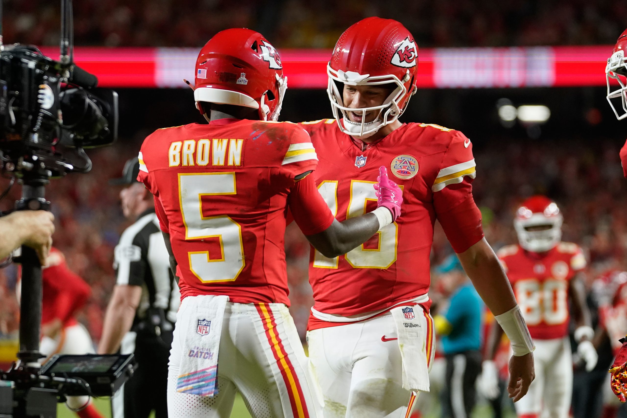 Mahomes leads the Chiefs to a 30-17 victory over Lions, and a fistfight erupts at the finish