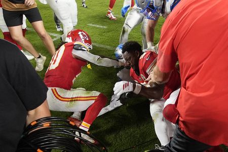 Lions S Brian Branch, Chiefs WR JuJu Smith-Schuster scuffle after game