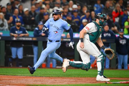 Blue Jays remove Anthony Santander (back) from playoff roster