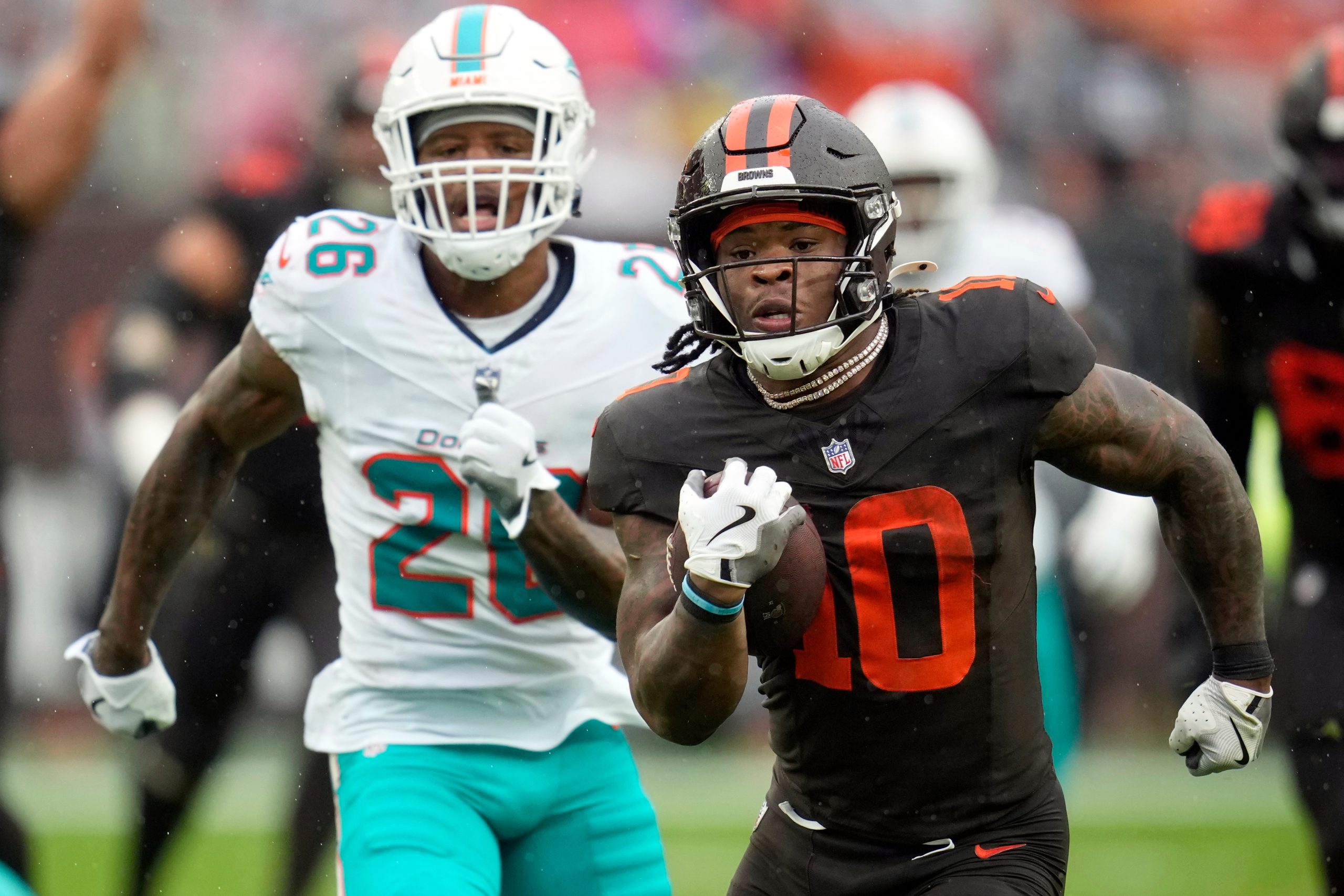 Quinshon Judkins scores 3 touchdowns as Browns roll to 31-6 victory over Dolphins