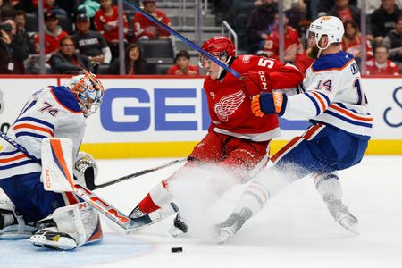 NHL roundup: Unlikely hero lifts Red Wings to 5th straight win