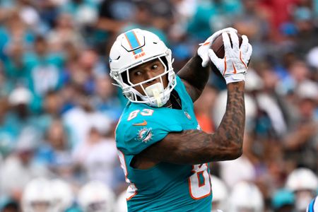 Report: Dolphins TE Darren Waller (pectoral) week-to-week