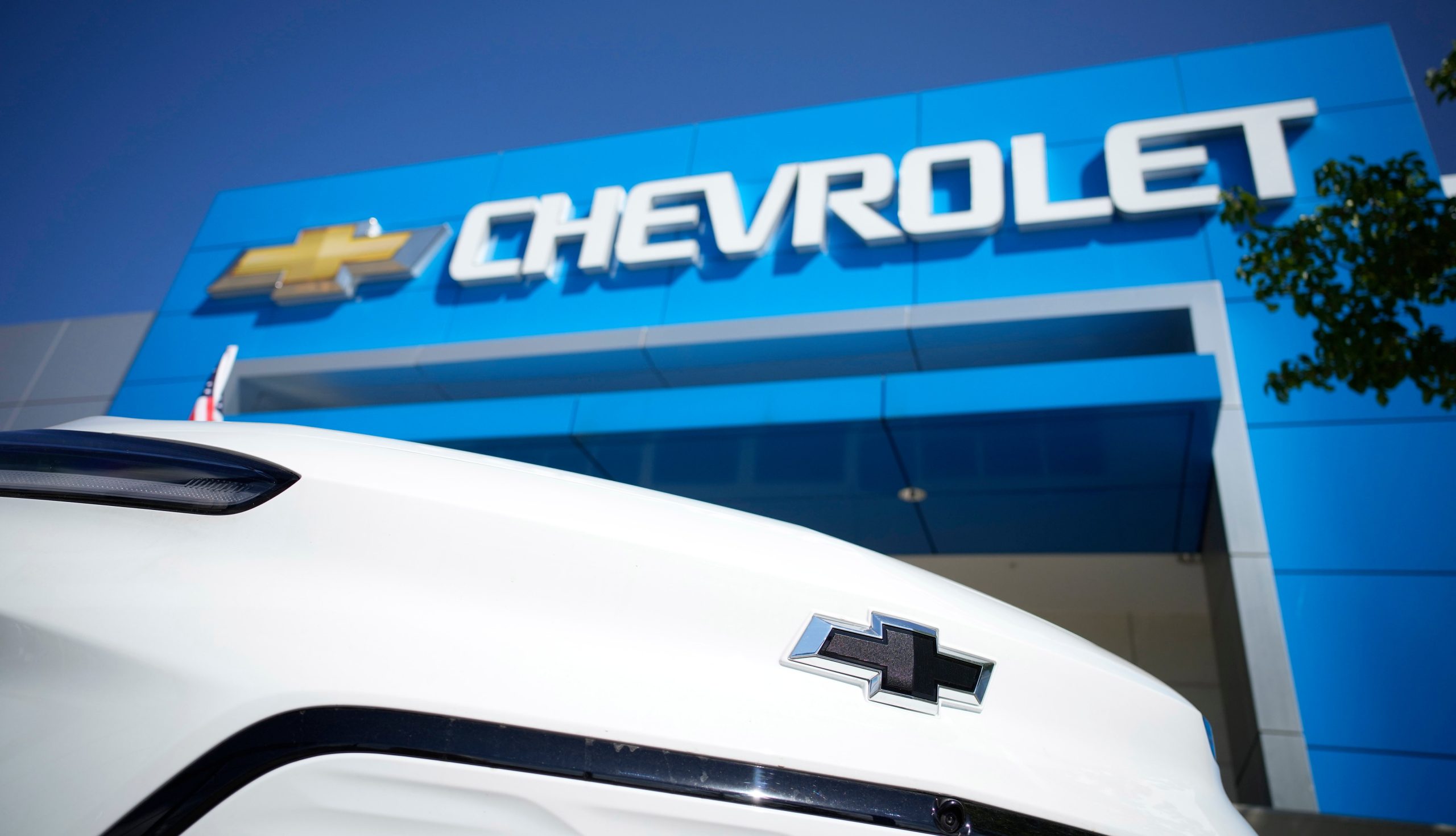 GM boosts full-year outlook as it foresees a smaller impact from tariffs and 3Q results top Street