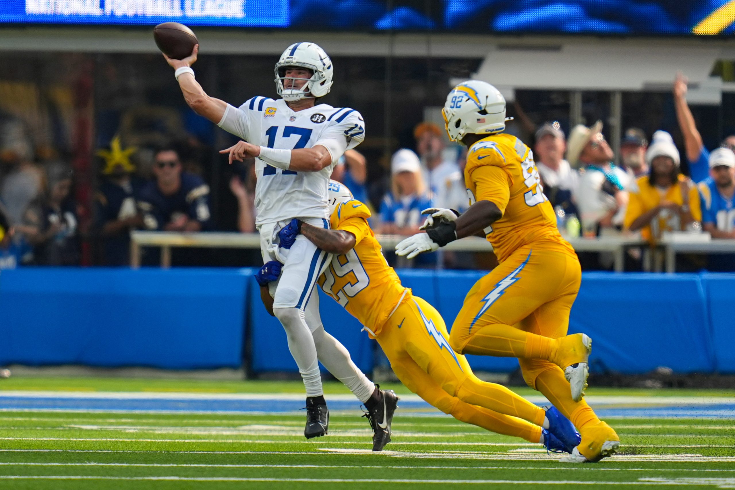 Daniel Jones leads Colts to record-breaking offensive start, Raiders struggle in historic loss