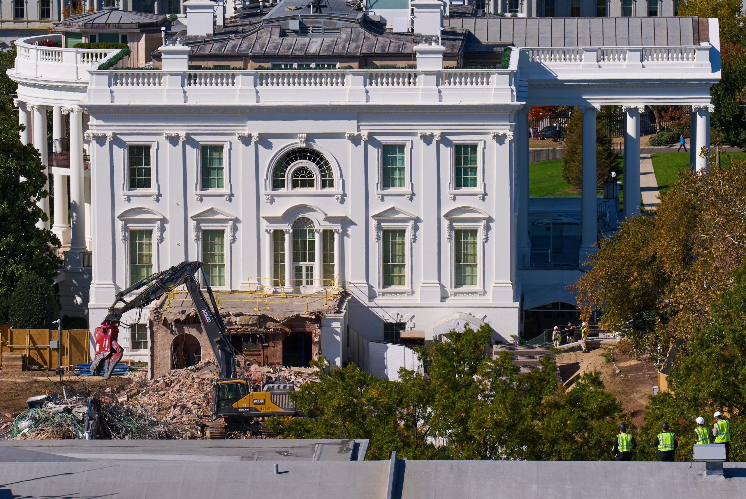 White House East Wing demolished as Trump moves forward with ballroom construction, AP photos show