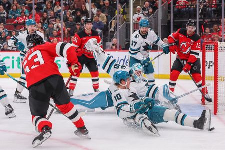 NHL roundup: Devils down Sharks for 7th straight win