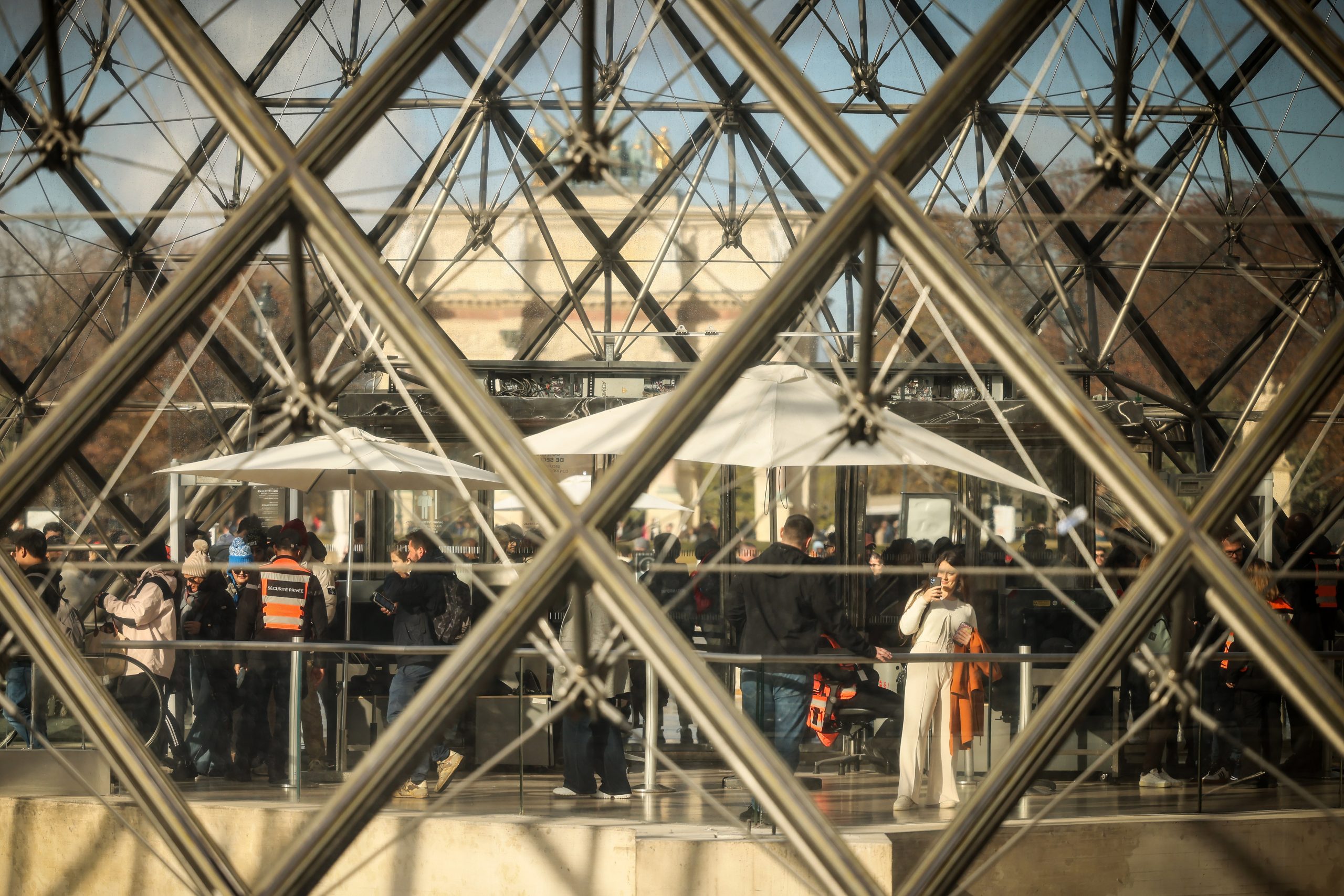 A timeline of the jewel heist at the Louvre in Paris