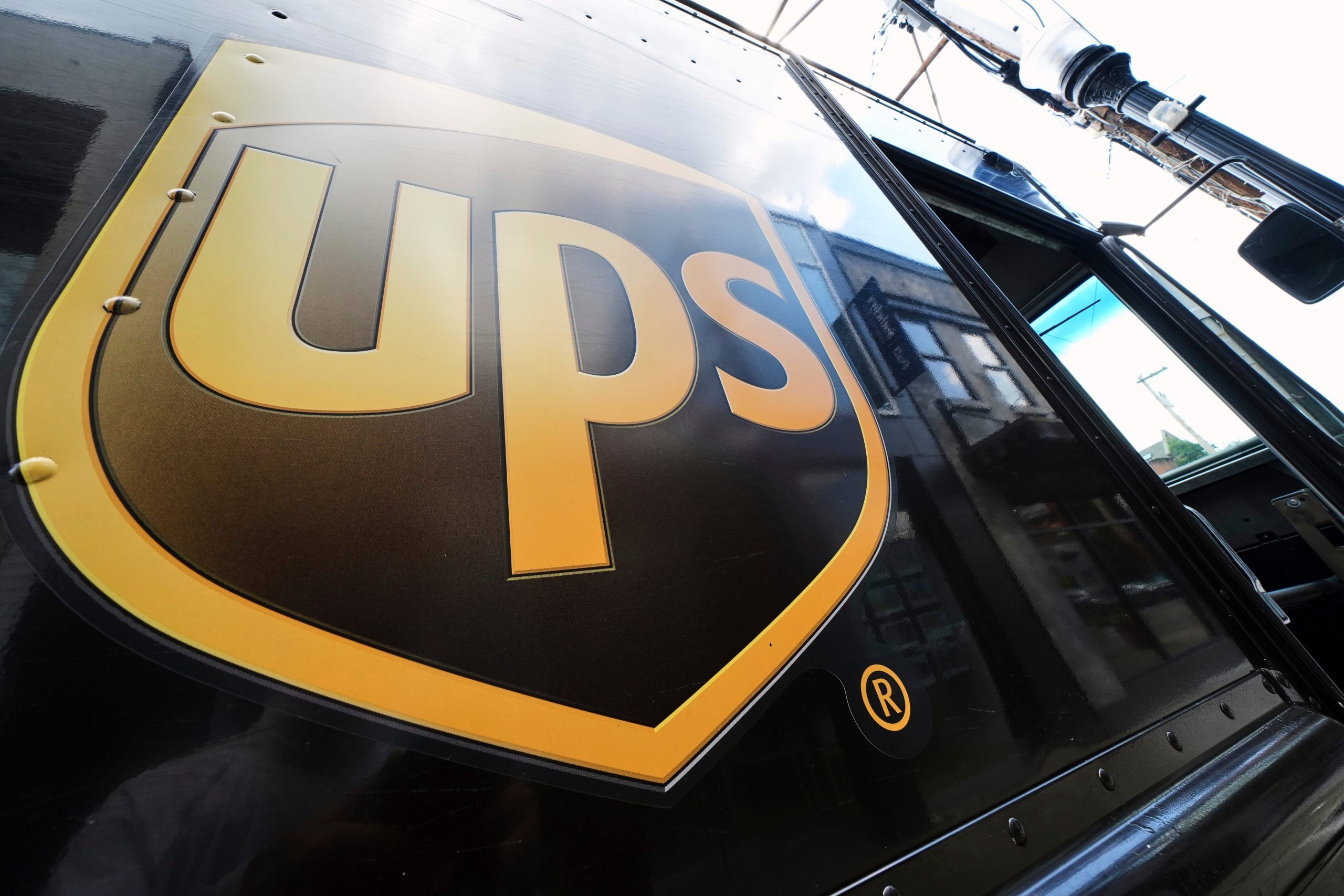 UPS 3Q results top Street; gives details of turnaround efforts, including 34,000 job cuts