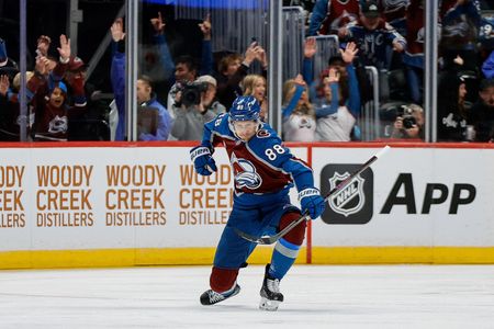 Avalanche F Martin Necas signs 8-year extension
