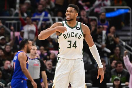 Soaring Giannis Antetokounmpo leads Bucks into clash vs. Warriors