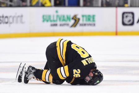 Bruins C Elias Lindholm exits vs. Sabres with lower-body injury
