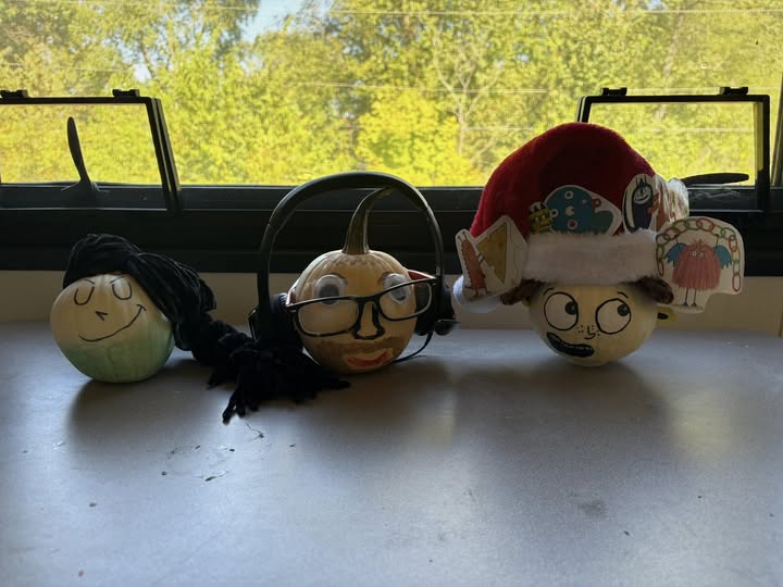 4th grade students completed their Graphic Novel Pumpkin Projects. Students decorated their pumpkins with family to look…