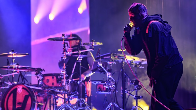 Twenty One Pilots covering The White Stripes’ ‘Seven Nation Army’ at Rock Hall induction ceremony