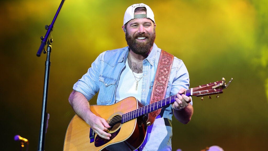 Jordan Davis Co-Hosts Backstage Country and Talks ‘Learn the Hard Way’