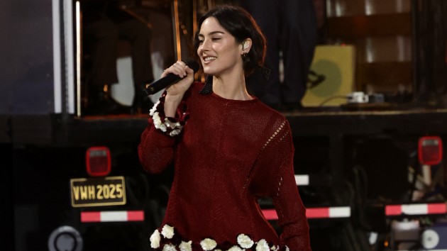 Rock & Roll Hall of Famer Carole King gives a thrilled Gracie Abrams the thumbs-up