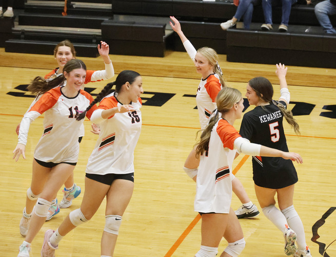 Kewanee Volleyball Celebrates Senior Night with Thrilling Win Over Monmouth Roseville