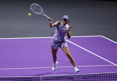 Tennis-Swiatek swats aside Keys for winning start at WTA Finals