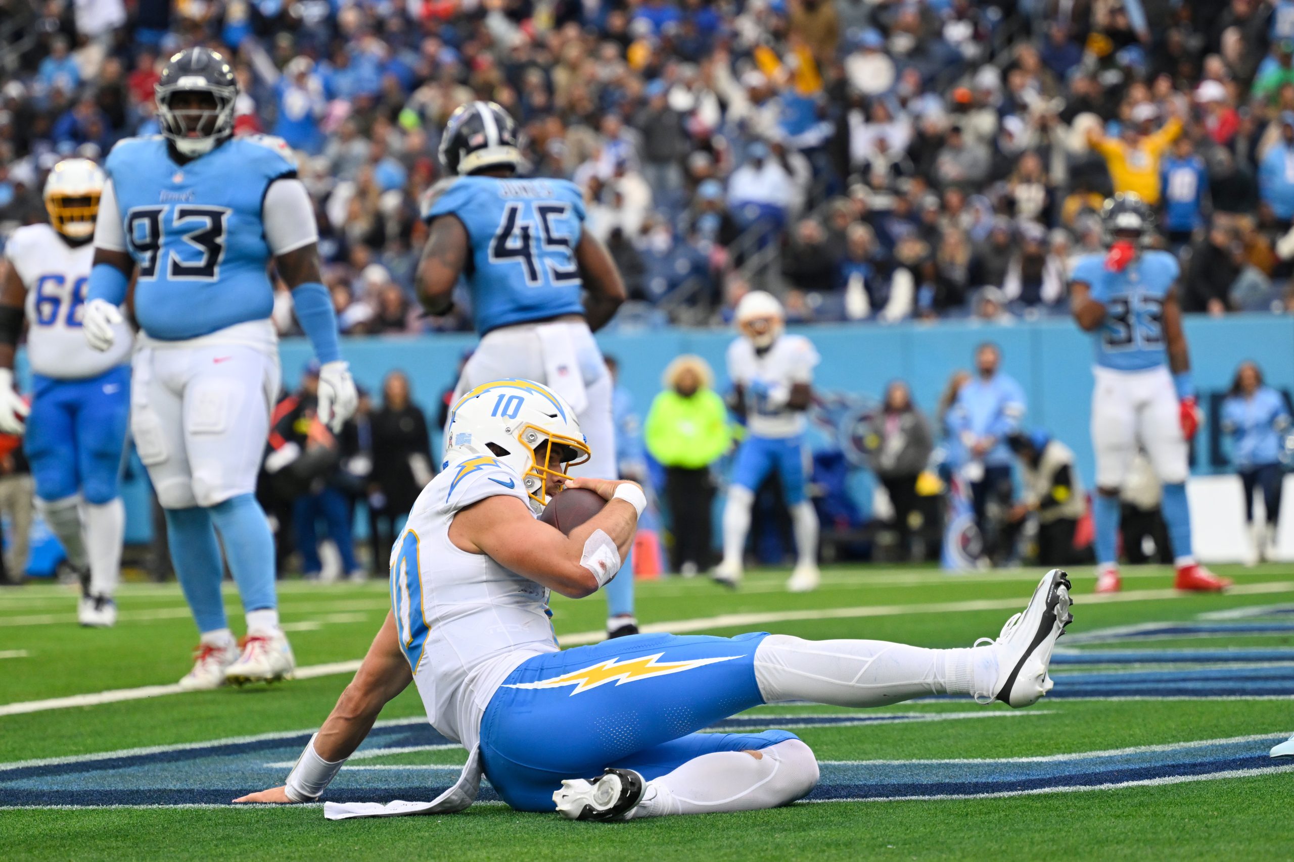 Justin Herbert shakes off a pick-6 as the Chargers beat skidding Titans 27-20