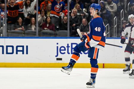 NHL roundup: Islanders stun Blue Jackets with two late goals