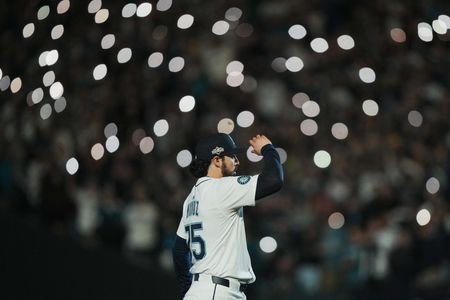 Mariners exercise closer Andres Munoz’s option