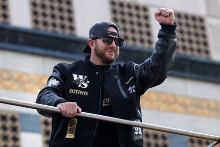 Reports: Dodgers pick up options for Max Muncy, Alex Vesia