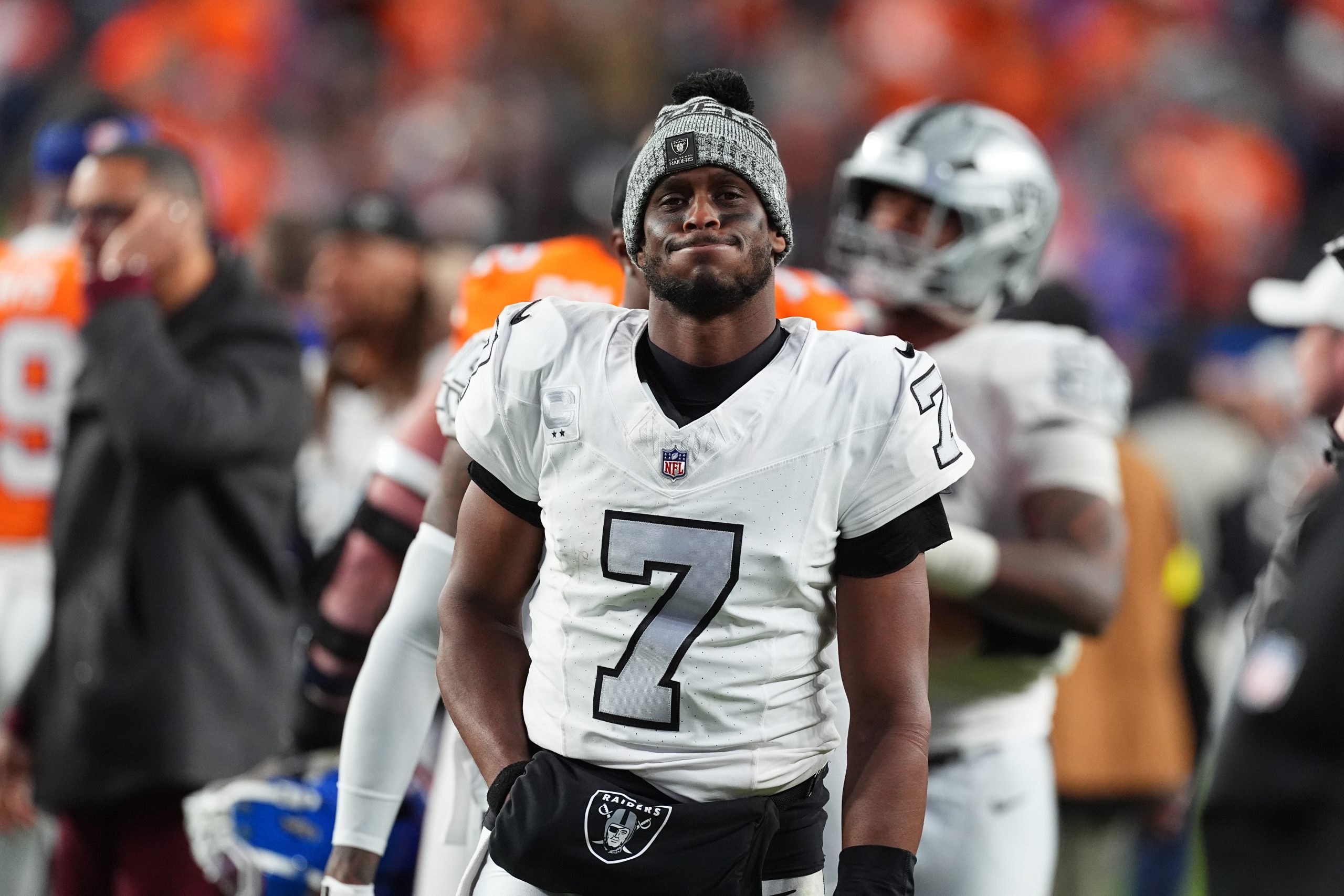 Geno Smith battered by relentless Denver defense in Raiders’ 10-7 loss