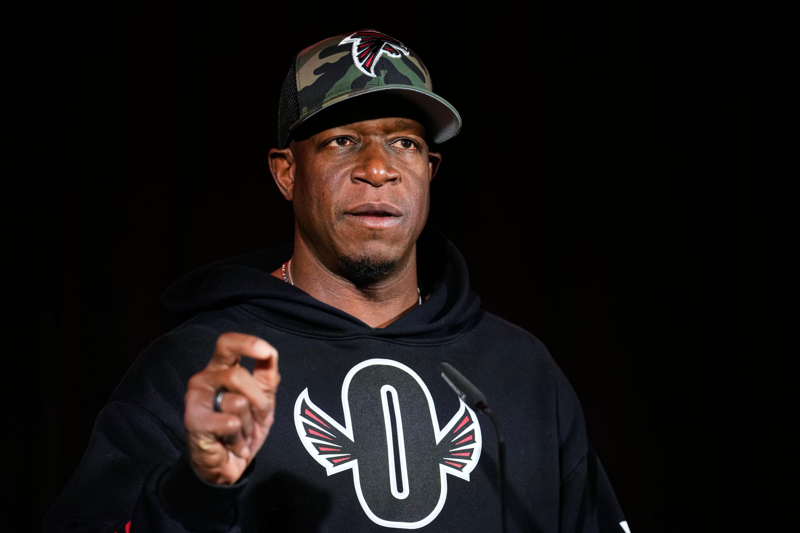 Atlanta Falcons players to see video about Jesse Owens’ feats at 1936 Berlin Olympics