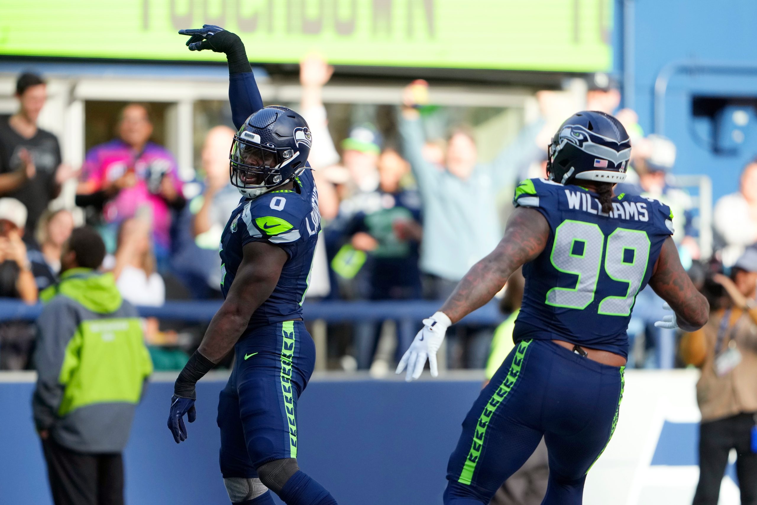 DeMarcus Lawrence scores 2 defensive TDs and Seahawks dominate Cardinals in 44-22 win
