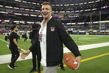 Rob Gronkowski to sign 1-day contract, retire as a Patriot