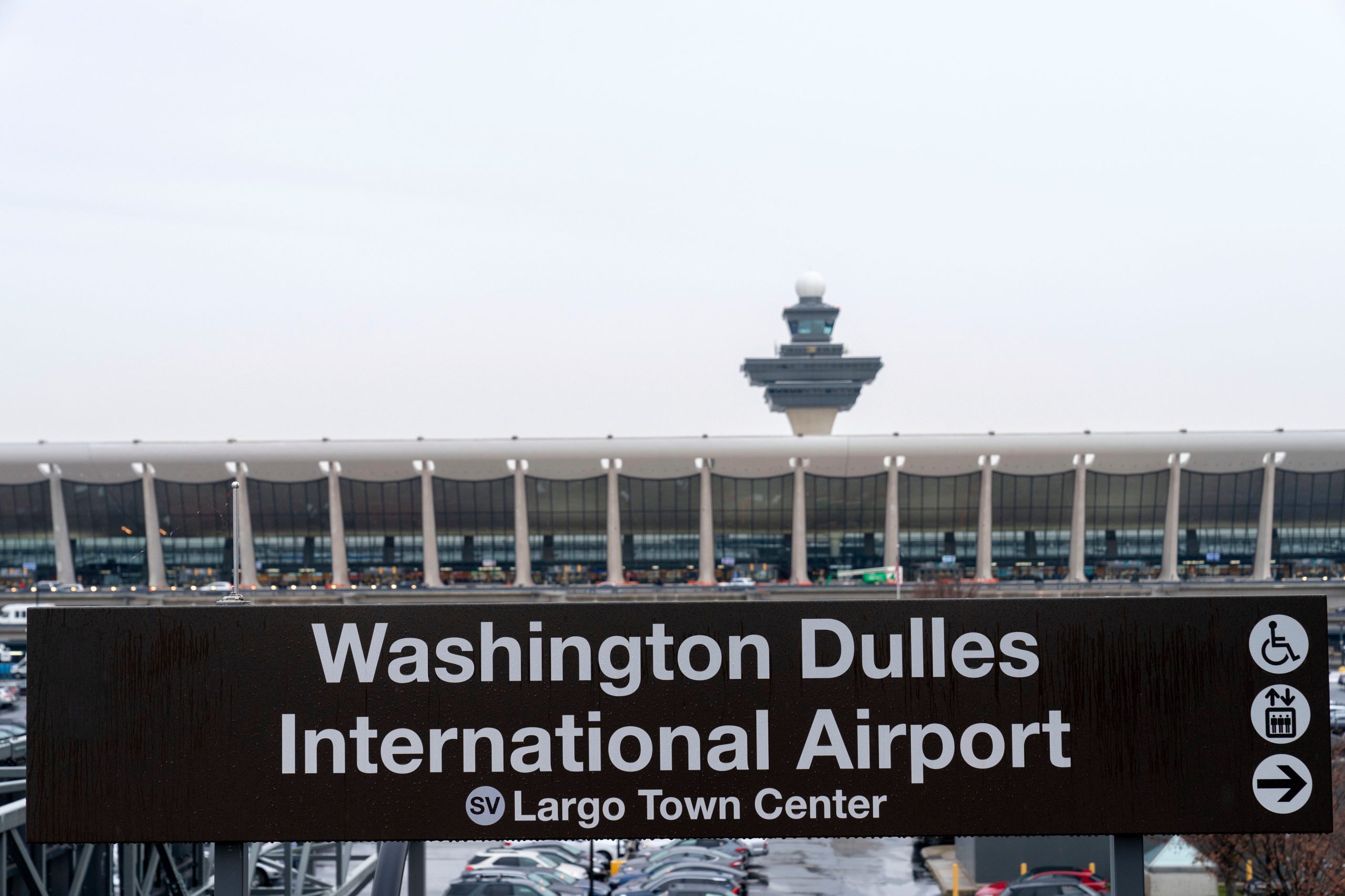 18 people sent to the hospital after mobile lounge crashes at Washington D.C.-area airport