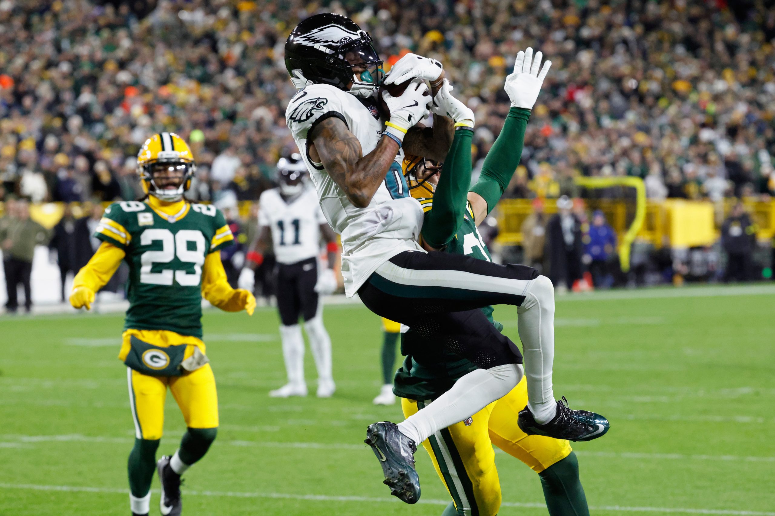 Smith’s TD catch helps Eagles beat Packers 10-7 in defensive struggle