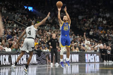 Stephen Curry reels off 49 points as Warriors rally past Spurs