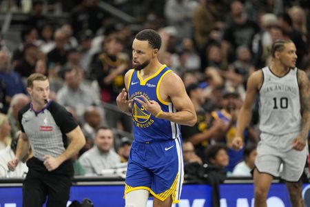 NBA roundup: Stephen Curry scores 49 as Warriors edge Spurs