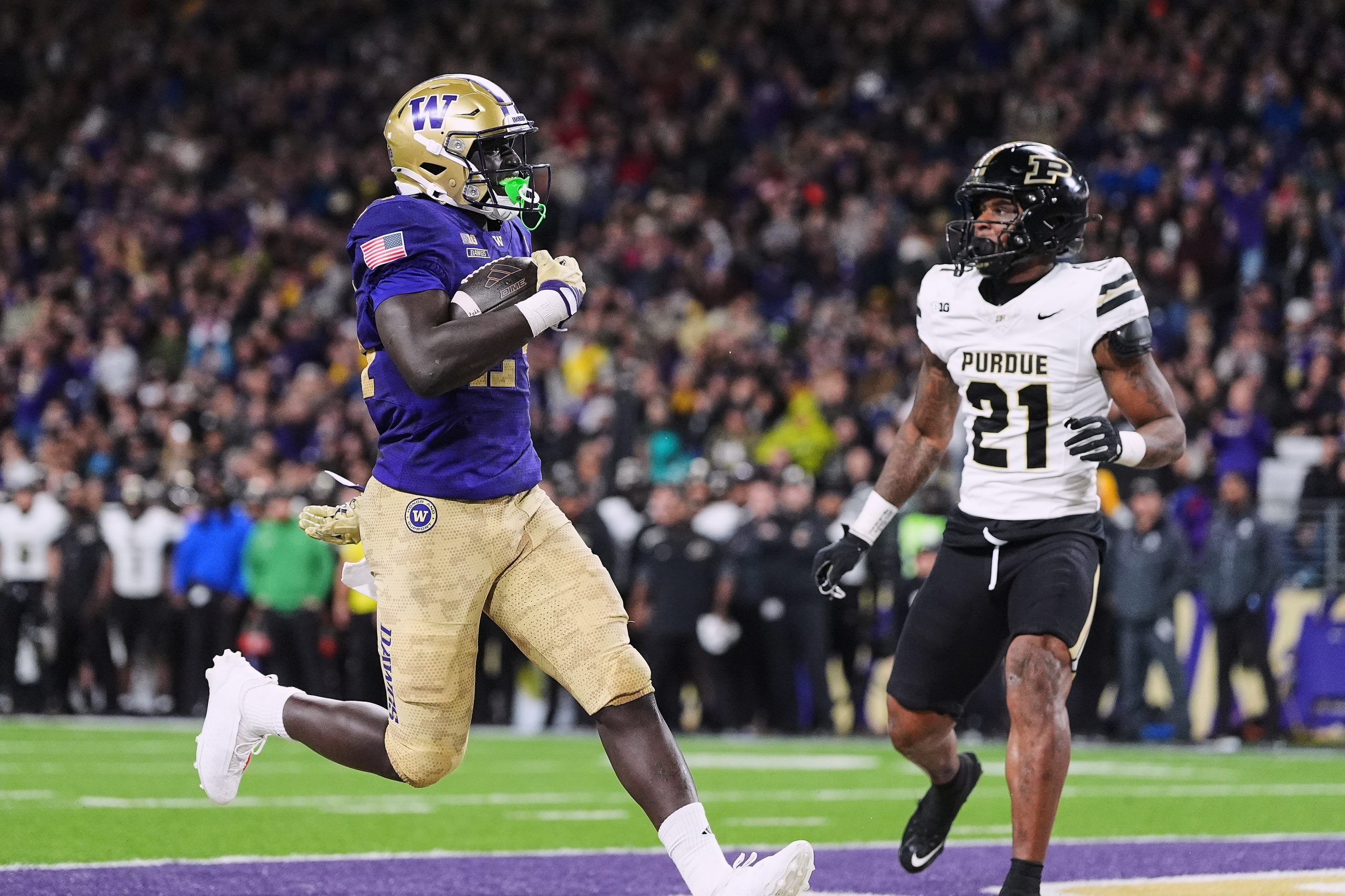 Adam Mohammed rushes for career-high 3 touchdowns, Washington trounces Purdue 49-13