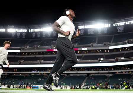 Eagles’ A.J. Brown, Jeffrey Lurie stage mid-practice meeting