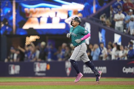 Reports: Mariners bringing back 1B Josh Naylor on 5-year deal