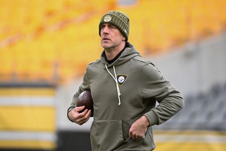 Steelers contemplate QB Aaron Rodgers playing with fractured wrist