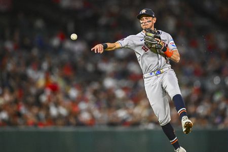 Braves acquire Mauricio Dubon from Astros, sign Raisel Iglesias to 1-year deal