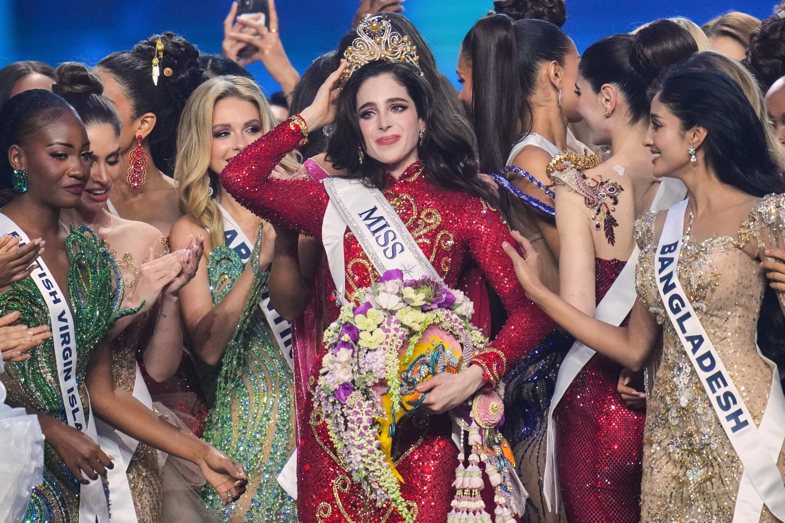 Miss Mexico is crowned Miss Universe at a pageant where she stood up to a host’s bullying