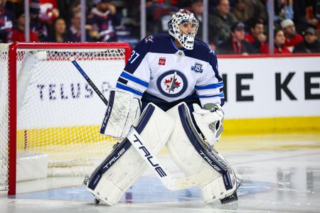 Report: Jets G Connor Hellebuyck (knee) out 4-6 weeks