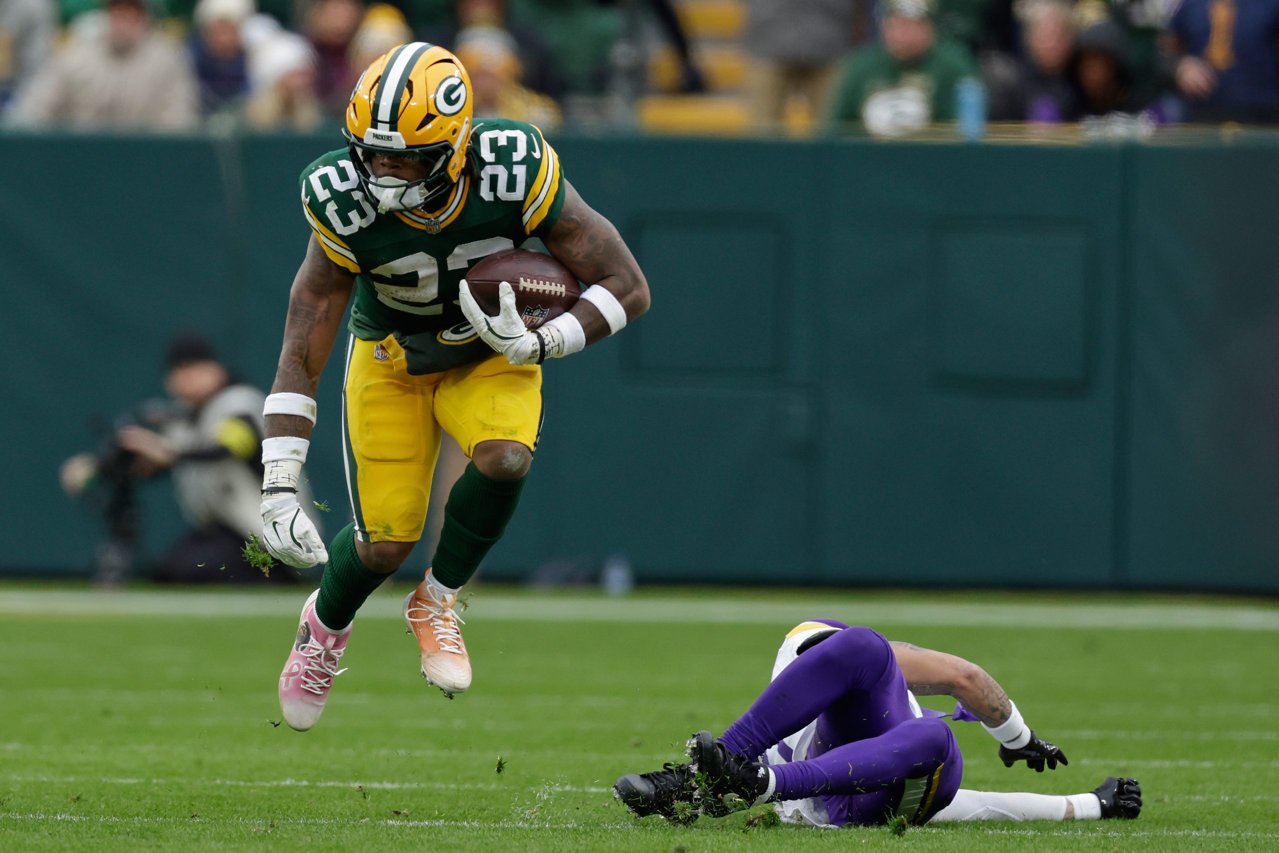 Emanuel Wilson runs for 107 yards and 2 TDs as Packers pound Vikings 23-6