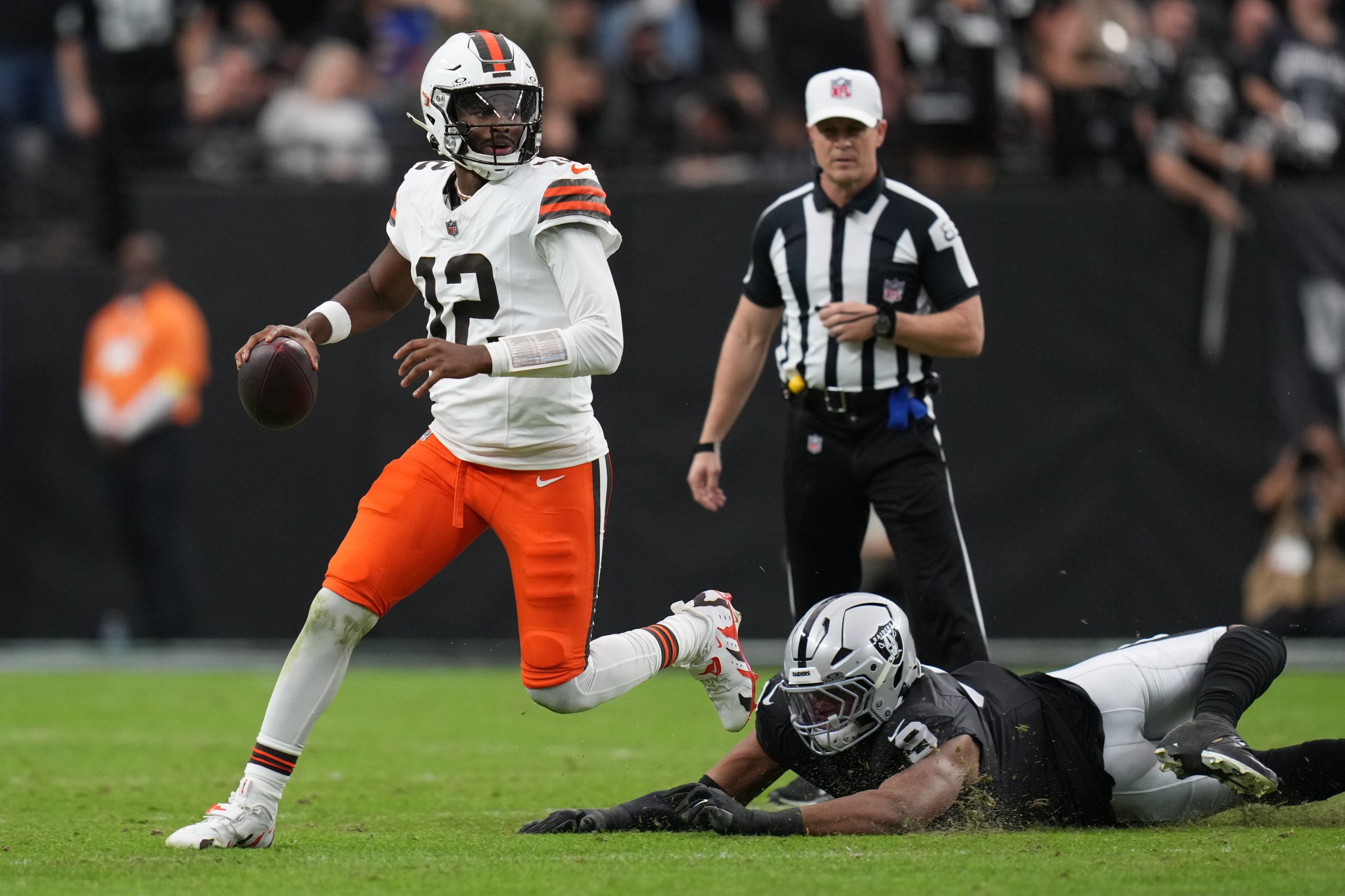 Shedeur Sanders wins his 1st NFL start, Myles Garrett has 3 sacks as Browns beat Raiders 24-10
