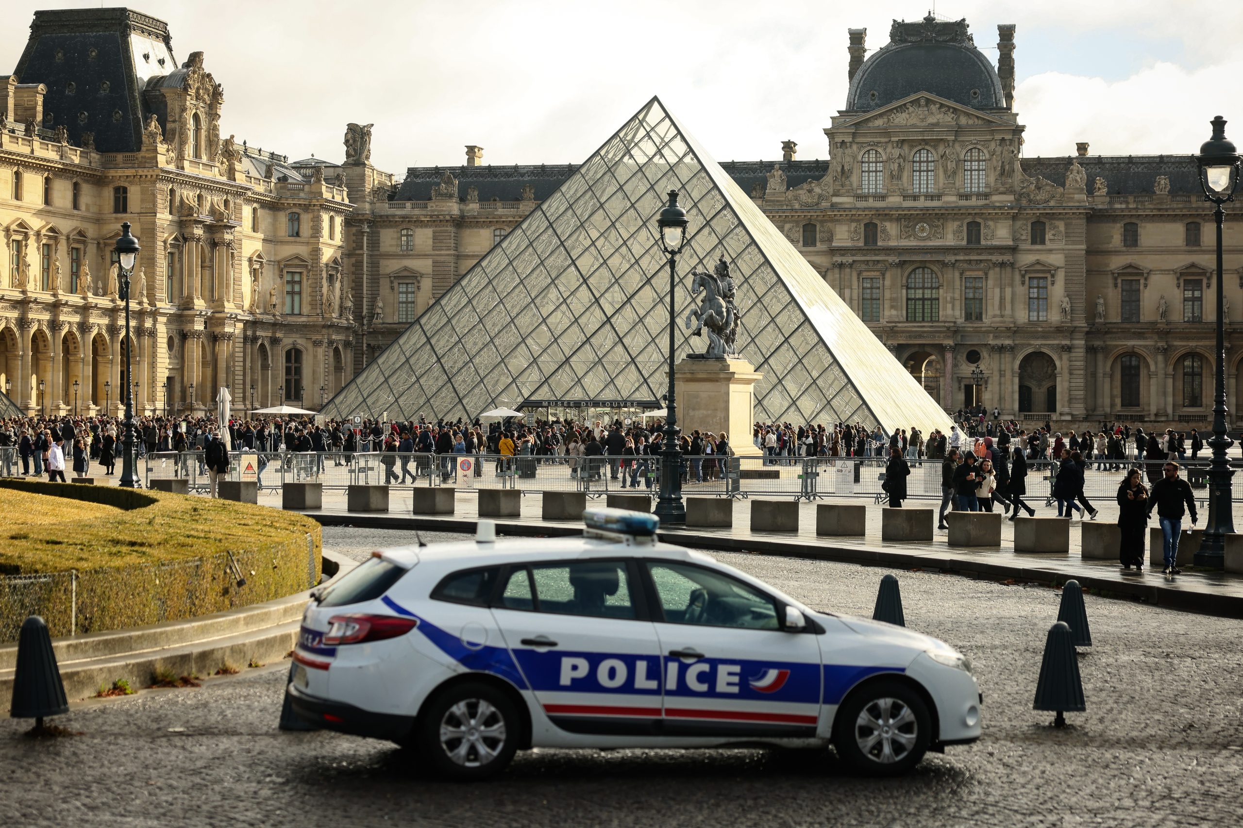 Four more arrested in $102M Louvre jewel heist, Paris prosecutor says